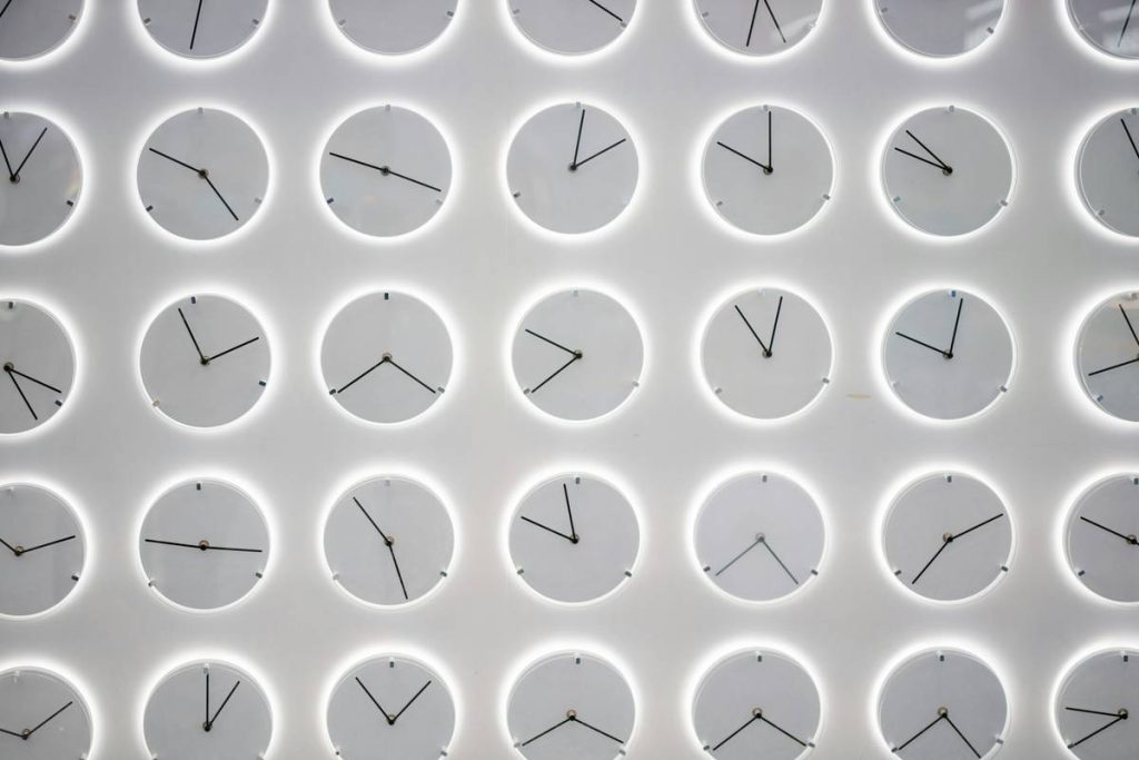 Modern Mantel Clock for Living Room: Style, Silence, and the Surprising Truth About Timepieces